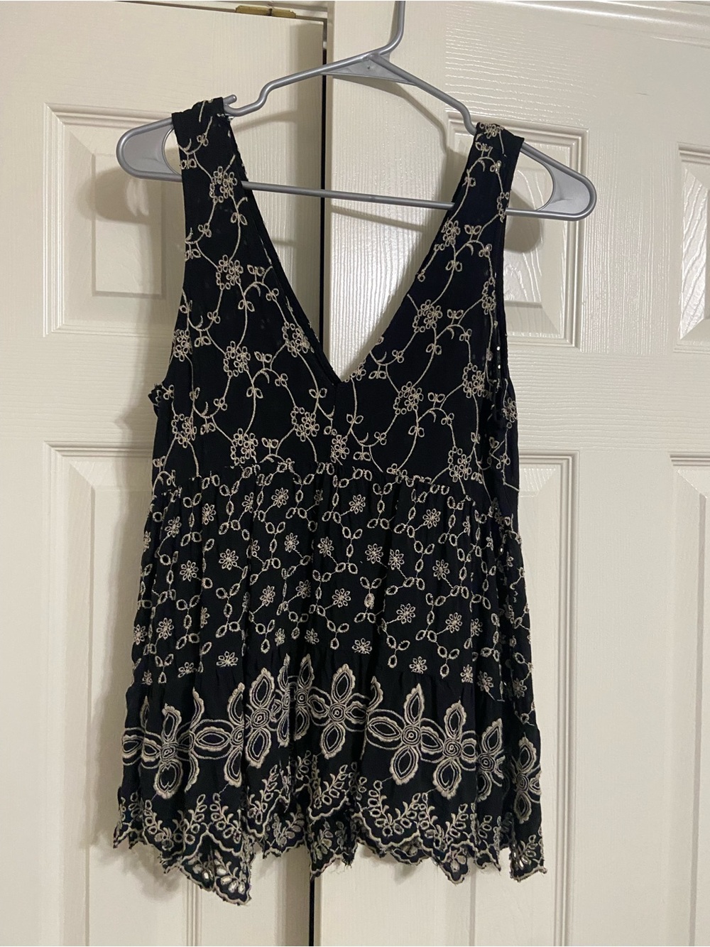 American Eagle Outfitters Black Sleeveless Embroidered V-Neck Camisole